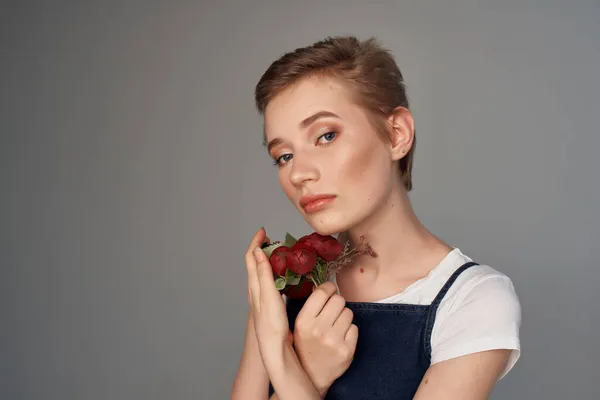 Kort Hår Kvinna Som Håller Blommor Isolerad Bakgrund Högkvalitativt Foto — Stockfoto