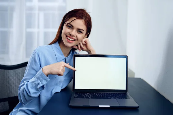 Vrouw Zit Aan Een Tafel Wijzend Laptop — Stockfoto