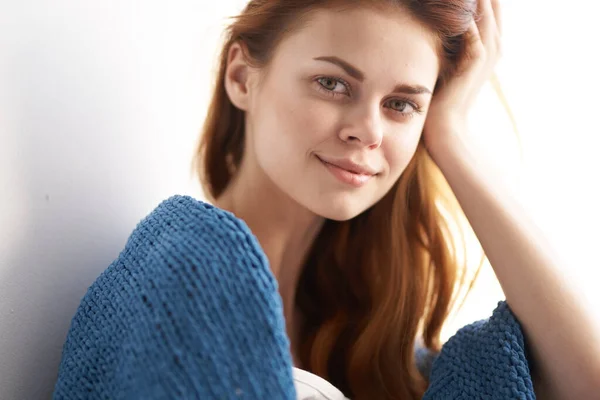 Vrouw Zittend Vensterbank Met Een Blauwe Ruit — Stockfoto