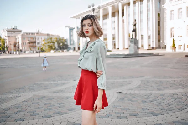 Hübsche Frau Roten Rock Beim Stadtbummel — Stockfoto