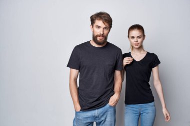 Moda arkaplanı pozu vererek sosyalleşen şık erkek ve kadın.
