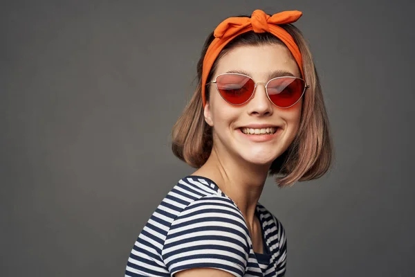머리에 주황색 붕대를 선글라스를 — 스톡 사진