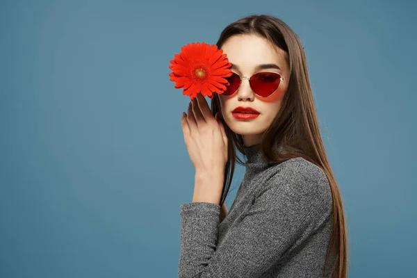 孤立した背景に赤い花を持つ魅力的な女性 高品質の写真 — ストック写真