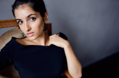 İzole edilmiş siyah elbiseli güzel bir kadın. Yüksek kalite fotoğraf