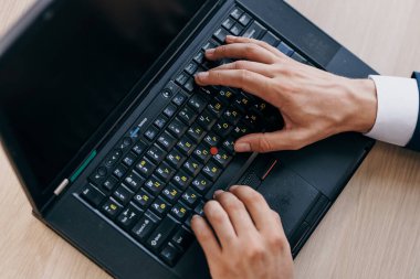 Ofisteki internet teknolojisinde bir dizüstü bilgisayarda çalışıyor.