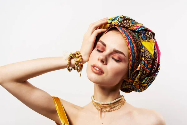 Vacker kvinna flerfärgad turban mode etnicitet — Stockfoto
