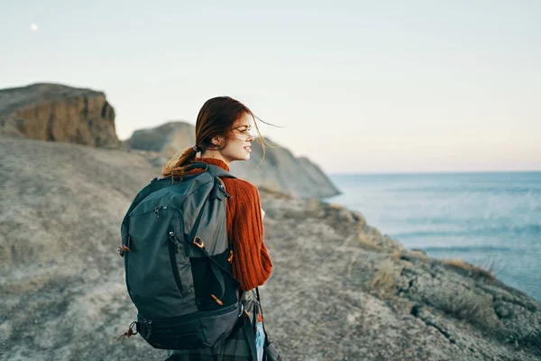 Donna con zaino sulla schiena montagne rocciose paesaggio mare viaggi — Foto Stock