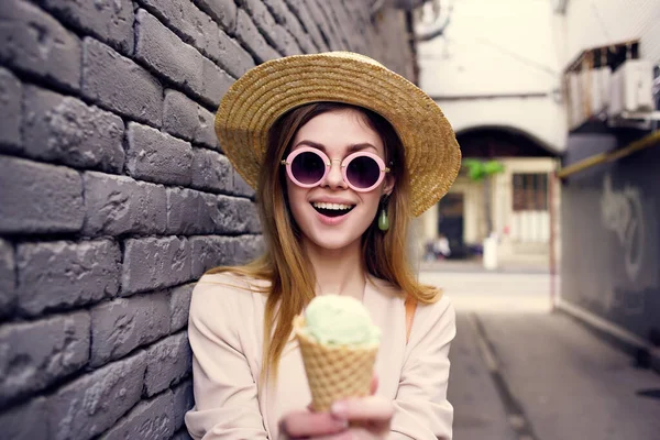 Привлекательная женщина на улице с мороженым отдых весело — стоковое фото