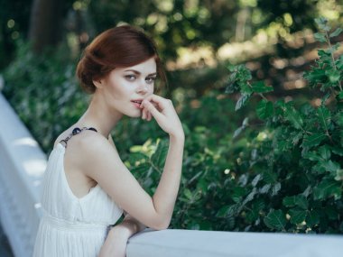 Beyaz elbiseli kadın doğa harikası prenses mitolojisi