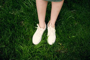 Çimenlikteki kadın ayakları Parktaki yürüyüş açık havada