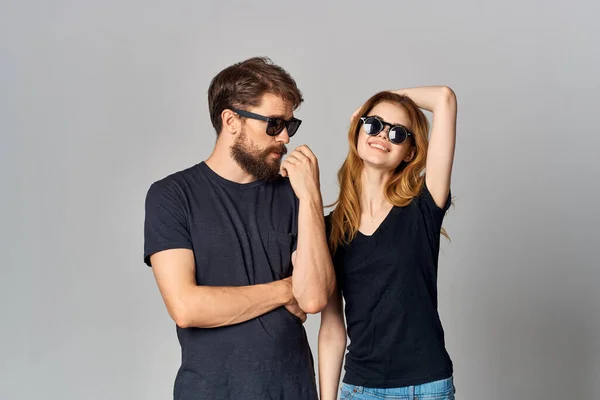 Homem elegante e mulher amizade comunicação romance vestindo óculos de sol isolado fundo — Fotografia de Stock