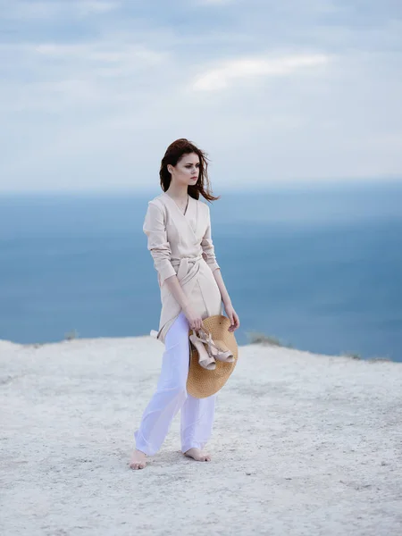 Mulher atraente andar ao longo da praia areia trópicos modelo Travel — Fotografia de Stock