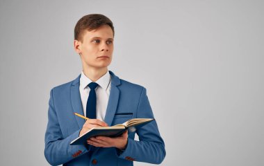 Takım elbiseli bir iş adamı.