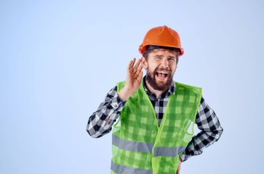Çalışan adam yeşil yelek turuncu kask iş akışı el hareketleri izole arka plan