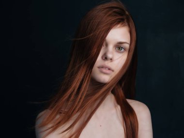 Çıplak omuzlu, çekici bir kadın zarif bir tarzı var.