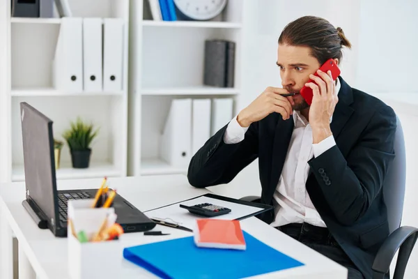 Üzletemberek az íróasztalnál dokumentumok kommunikáció telefonon Lifestyle — Stock Fotó