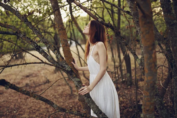 Mooie vrouw in witte jurk bos natuur wandeling vakantie — Stockfoto