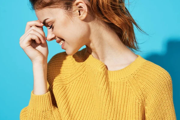 Mujer atractiva suéter amarillo estudio aislado fondo — Foto de Stock