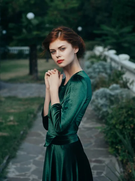 Kobieta w zielonej sukience spacer moda architektura glamour — Zdjęcie stockowe