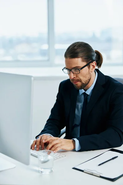 Férfi menedzser ül egy íróasztal előtt egy számítógép ügyvezető — Stock Fotó