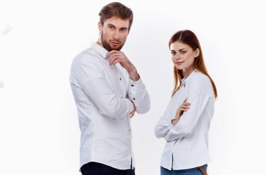 Erkek ve kadın iş arkadaşları iletişim modasında çalışıyor.