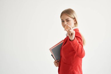 Kırmızı ceketli, el feneri arkaplanlı bir finansör.