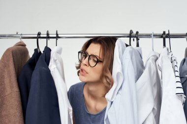 Gözlüklü kadın modern tarzda izole edilmiş arka plana uyuyor.