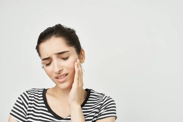 Dolor de muelas emocional mujer malestar dental tratamiento aislado fondo — Foto de Stock