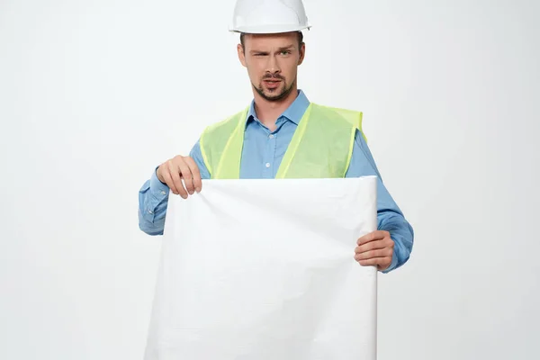 Άνθρωπος με λευκό κράνος σχεδιαγράμματα οικοδόμος Επαγγελματικό επάγγελμα — Φωτογραφία Αρχείου