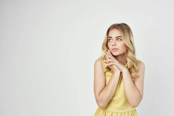 Vrouw in een gele jurk leuk bijgesneden weergave mode — Stockfoto