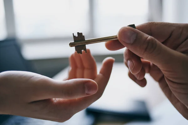 Sleutels in de hand verkoop van een appartement sluiting van een kantoor — Stockfoto