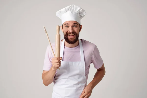 Homem barbudo cozinheiro cozinheiro cozinha restaurante luz fundo — Fotografia de Stock