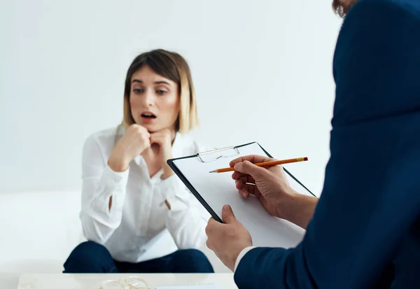 Vrouw zitten op de bank met een psycholoog bezoek communicatie hulp — Stockfoto