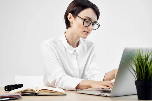 Mujer en traje delante de los documentos del ordenador portátil Trabajo profesional fondo de luz —  Fotos de Stock