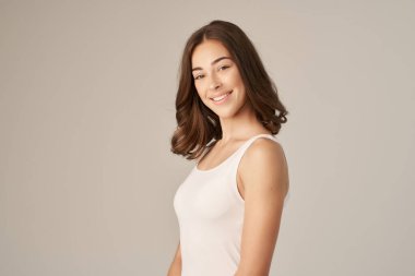 Neşeli kadın göz alıcı kozmetik stüdyosu yaşam tarzı pozu veriyor.