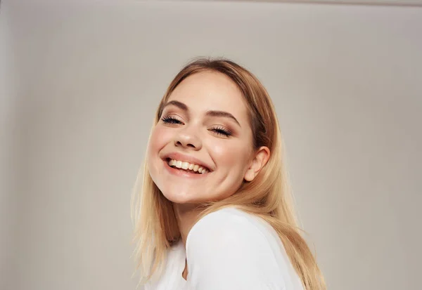 Mulher alegre em um branco positivo posando alegria sorriso Estúdio Modelo — Fotografia de Stock