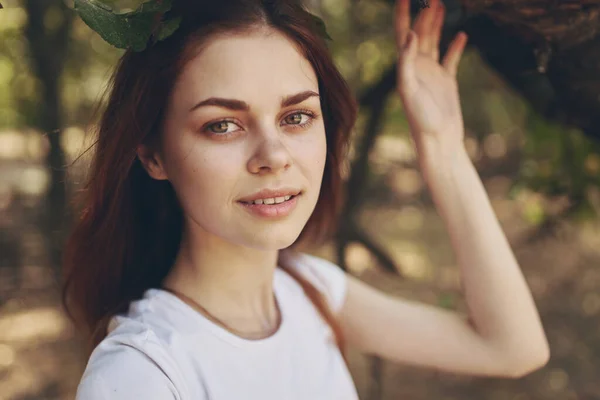 Woman rest in the countryside Fresh air — Stock Photo, Image