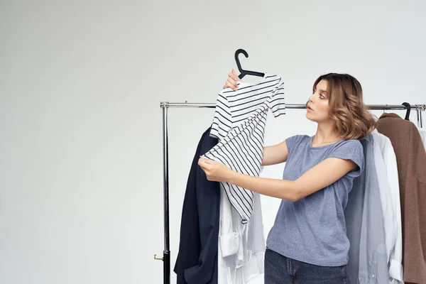 Krásná žena oblečení hanger nakupování izolované pozadí — Stock fotografie