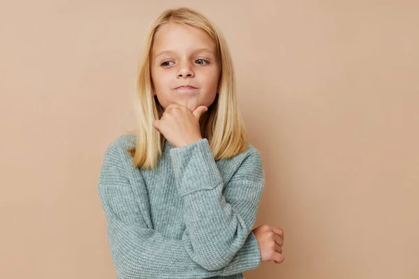 Positieve kleine meisje gebaren met zijn handen kinderen lifestyle concept — Stockfoto