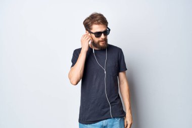 Gözlüklü sakallı adam kulaklıkla müzik dinliyor stüdyo yaşam tarzı