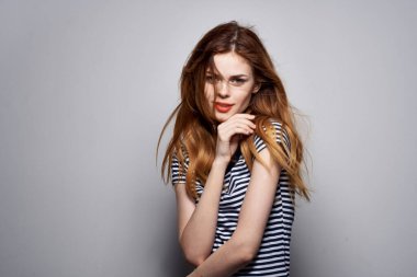 Güzel bir kadın saç stili neşesi. Moda çekiciliği. Tecrit edilmiş görünüyor.