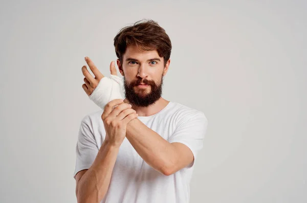 Malato uomo bendato lesioni alle mani al ricovero dita sfondo isolato — Foto Stock