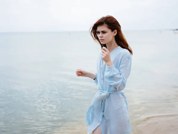 Jolie femme en robe près de l'océan promenade île air frais — Photo