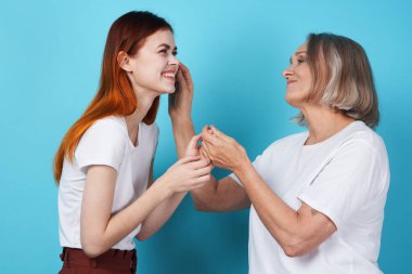 Komik anne ve kız aile birlikte sosyalleşiyorlar.