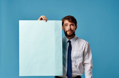 Neşeli adam mavi sayfa sunumu yakın çekim reklamı