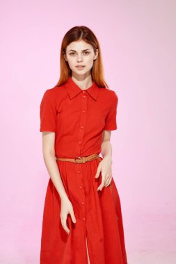 Kırmızı elbiseli kadın göz kamaştırıcı moda stüdyosu pembe arka plan