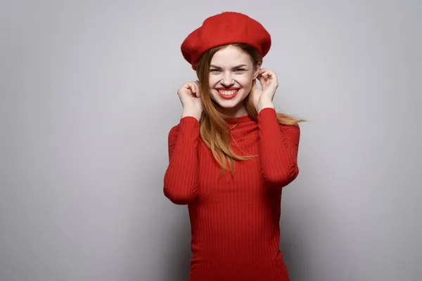 Hübsche Frau mit roter Mütze auf dem Kopf Glamour-Studio posiert — Stockfoto