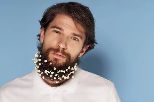 Yakışıklı adam çiçek sakal süslemesi moda. — Stok fotoğraf