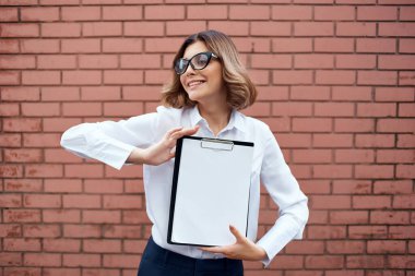 İş kadını Brick duvar klasörü kağıtlar için Profesyonel ışık arkaplanı