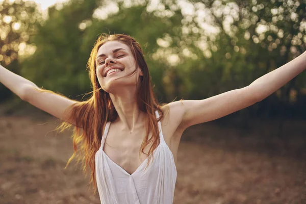 Alegre bonita mujer en blanco vestido fresco aire viaje vacaciones —  Fotos de Stock